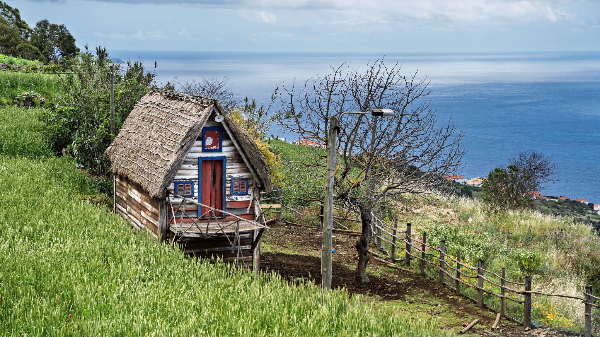 Ein solches traditionelles Strohdachhaus war einst eine typische Behausung für Bauern auf Madeira.